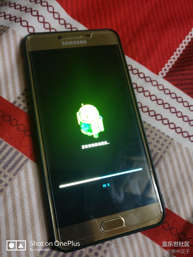 qj4中巴車來了，要上車的旅客請盡快上車