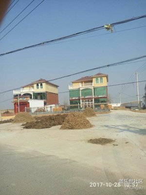 路邊兩座房