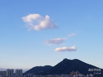 山頭上的幾朵云