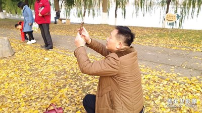 給老婆拍照的男子