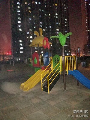 小區(qū)一角夜景