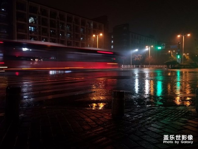 拍照，這是杭州一個(gè)雨天的照片。耶嘿