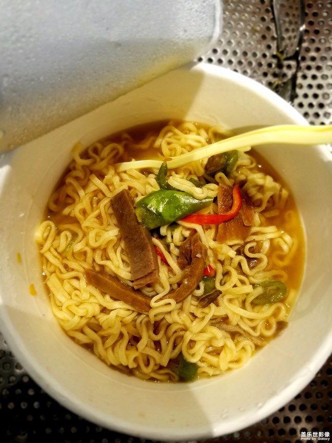帶肉絲的方便面