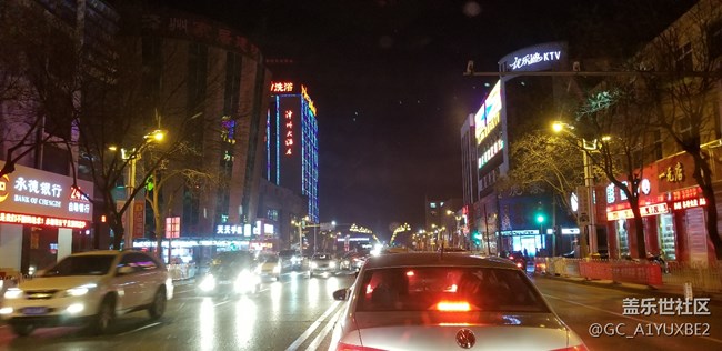 發(fā)幾張家里的照片，晚上的，這手機(jī)很方便照相