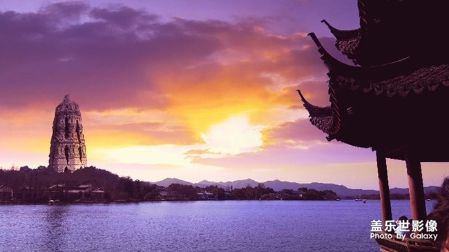 晚霞鍍塔，佛光普照。絕對(duì)是正版老雷峰