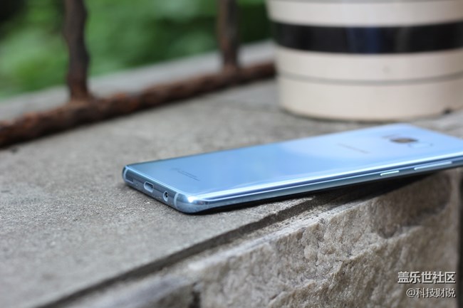 以S8+的素質(zhì)現(xiàn)在一點(diǎn)也不過(guò)時(shí)，價(jià)格適中，合適入手