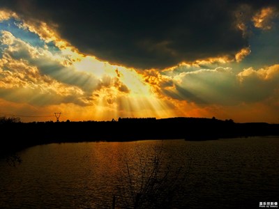 湖水與霞光交相輝映