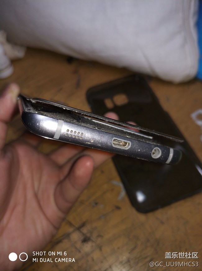 有誰的手機后蓋跟機體分開的？