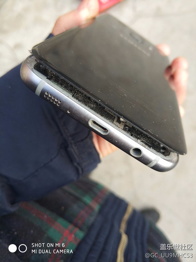 手機(jī)后蓋跟機(jī)體分開了，有同樣的么？