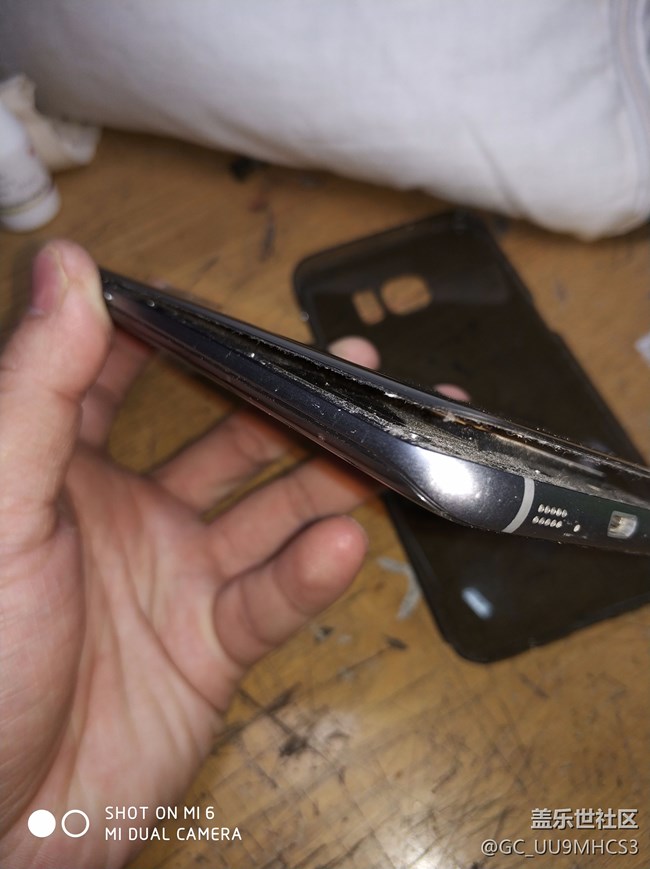 有誰的手機后蓋跟機體分開的？