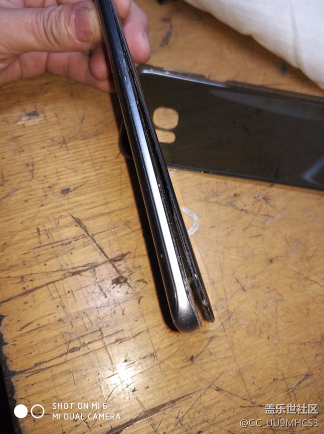 有誰的手機后蓋跟機體分開的？