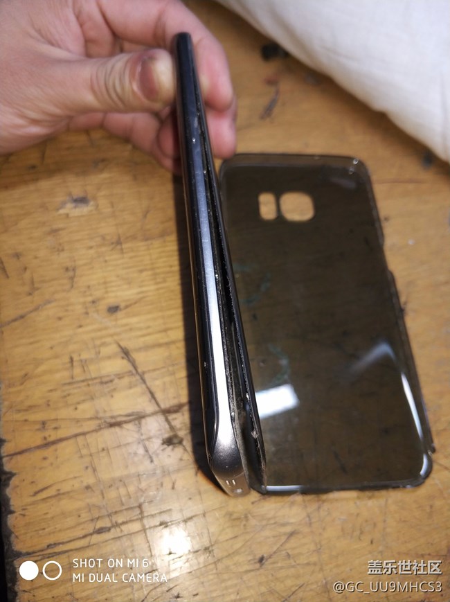 有誰的手機后蓋跟機體分開的？