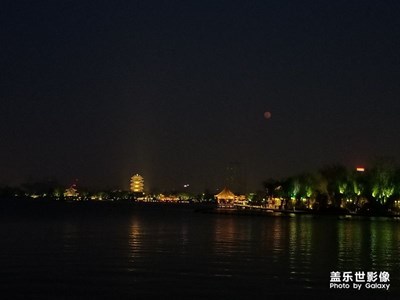 好大的紅月亮
