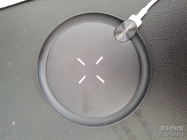用上了無線充電板，一個(gè)字爽