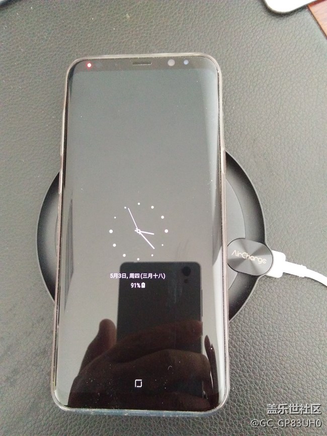 用上了無線充電板，一個(gè)字爽