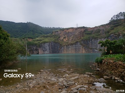 爬山遇到一個湖