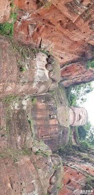 腳踏三江，背負(fù)九峰，遠(yuǎn)眺峨眉，近瞰樂山，雄偉壯觀。