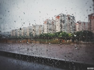 公交車(chē)窗外