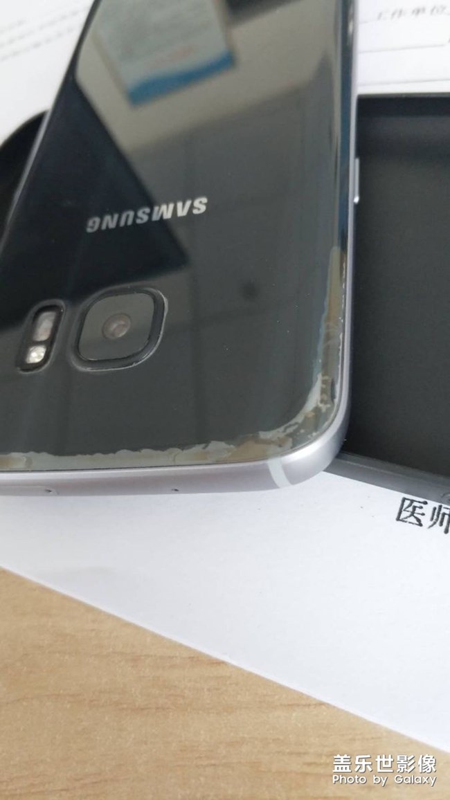 三星s7玻璃成這樣了，還有前面也是，也不防水了