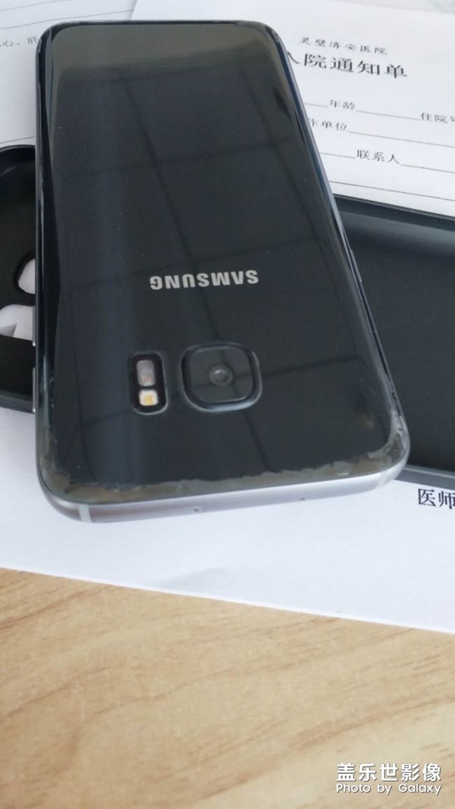 三星s7玻璃成這樣了，還有前面也是，也不防水了