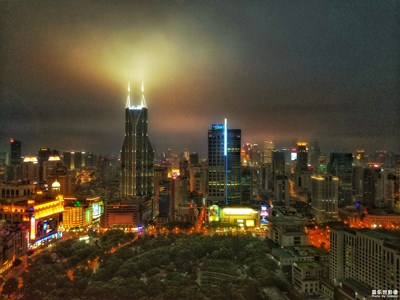 被點(diǎn)亮的夜