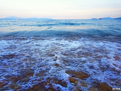 海上生明月，天涯共此時(shí)！