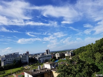 【行走，發(fā)現(xiàn)】+活潑的云