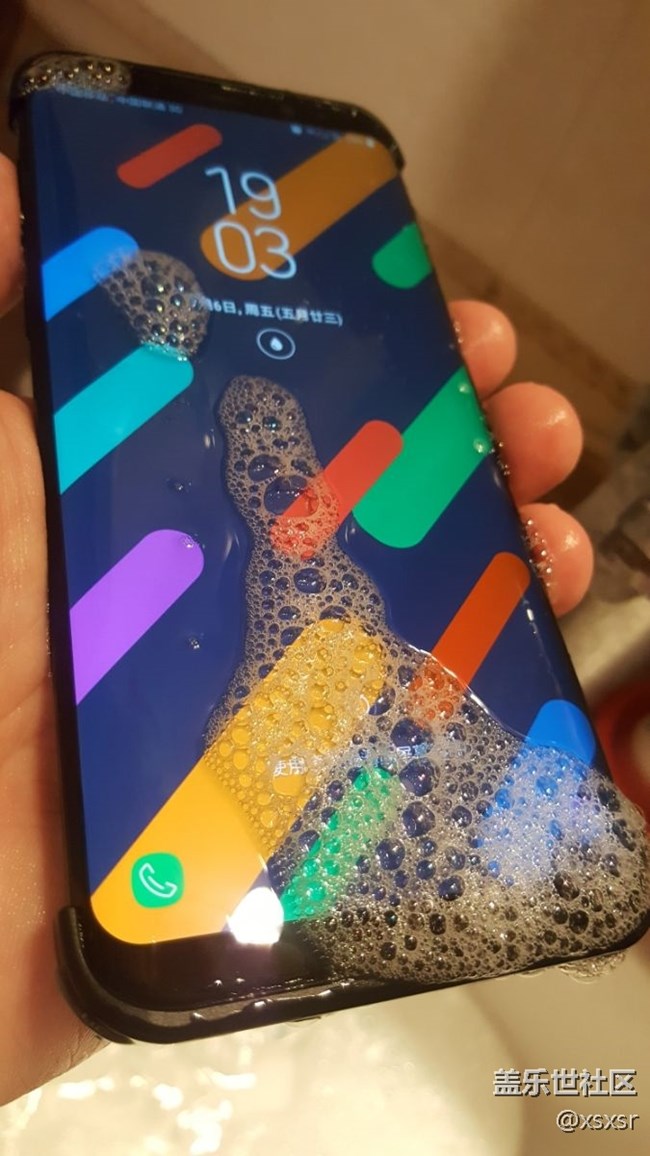 手機(jī)就像女朋友，都要捧在手心里！