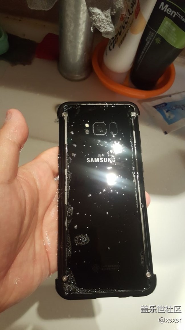 手機(jī)就像女朋友，都要捧在手心里！