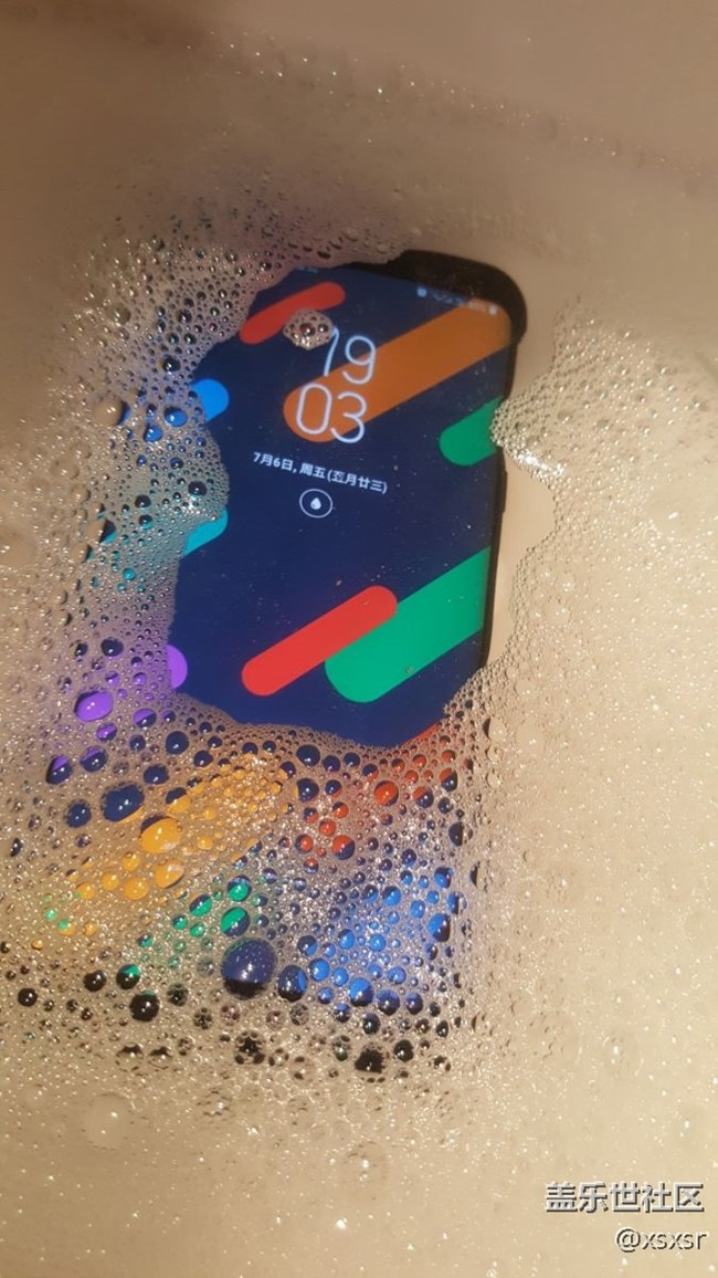 手機(jī)就像女朋友，都要捧在手心里！