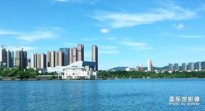 《城市地標(biāo)》+藍(lán)天碧水北湖園