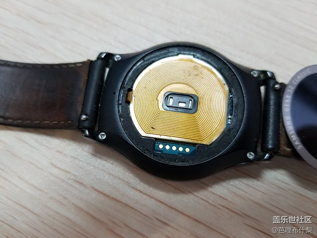 戴了兩年多的S2，后面的密封蓋開(kāi)膠了。