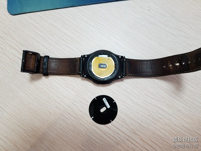 戴了兩年多的S2，后面的密封蓋開(kāi)膠了。