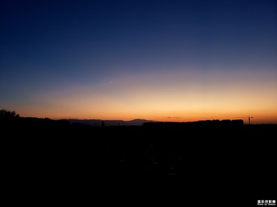 疏影橫斜水清淺，暗香浮動月黃昏。