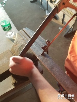 烈日下的鉗工作業(yè)