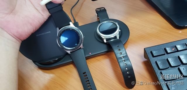 收到預定的手表和雙向無線充電器啦