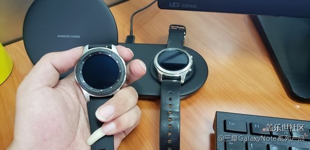 收到預定的手表和雙向無線充電器啦