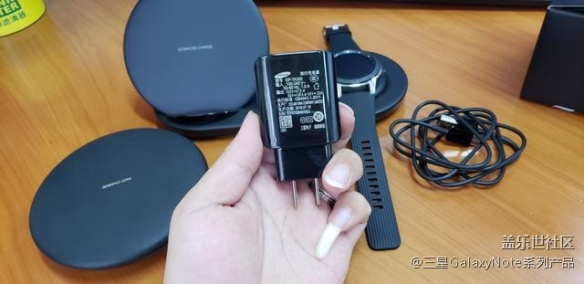 收到預定的手表和雙向無線充電器啦