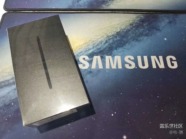 社區(qū)朋友們，請問一下，note9鏡頭外的保護(hù)層是什么材質(zhì)的