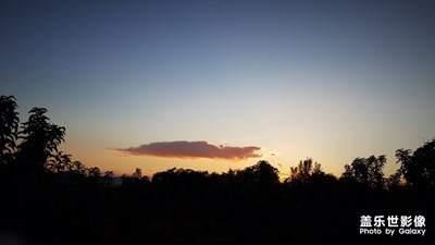 夕陽的云和遠方的山