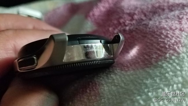 Galaxy watch的這個(gè)是什么？難道是預(yù)留的插卡口？！