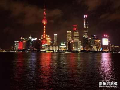 【相機里的國慶】+節(jié)日裝扮下的上海