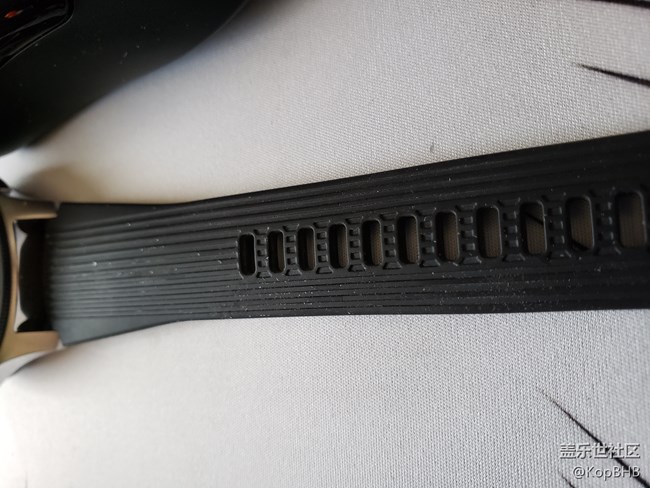 是個例嗎？Galaxy watch表帶一直出白色的東西