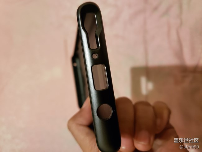 行李箱手機(jī)殼使用10天后無(wú)奈把它換下 行李箱手機(jī)殼使用10天后無(wú)奈把它換下