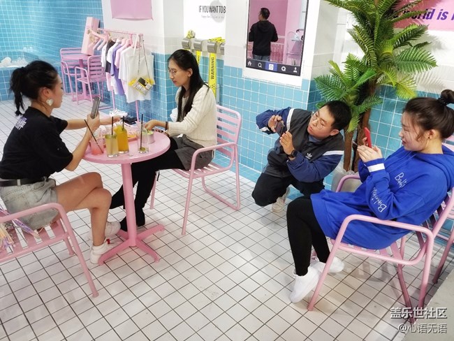 11月，我們在網(wǎng)紅店來拍照