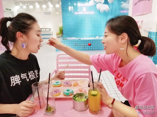 11月，我們在網(wǎng)紅店來拍照