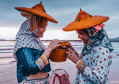 【為中國(guó)添色】霞浦北兜海灘日出漁家女