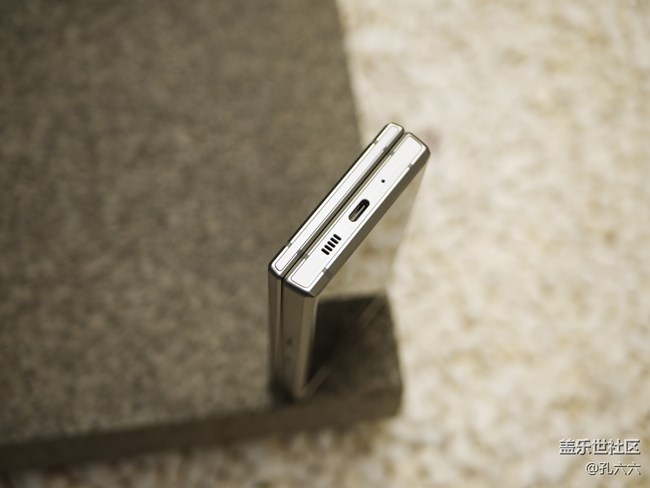 低調奢華優(yōu)雅從容 三星W2019評測（外觀篇）