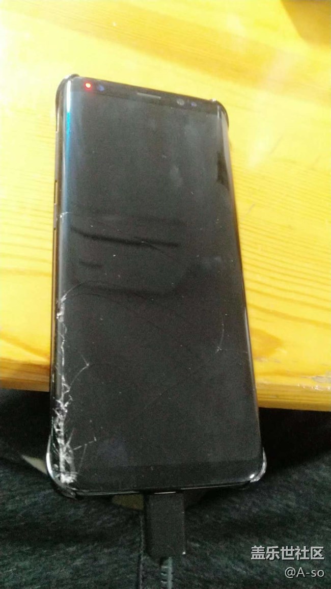 S8摔裂了...