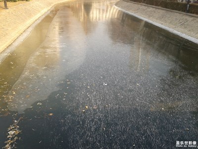 大雪過(guò)后河面封